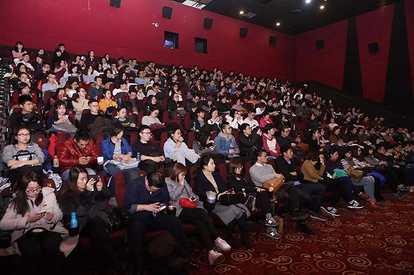 流程一般是通过kol宣传,召集观影,再让参与的观众写影评.